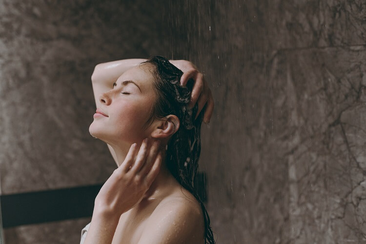 Banho relaxante: mulher tomando banho.