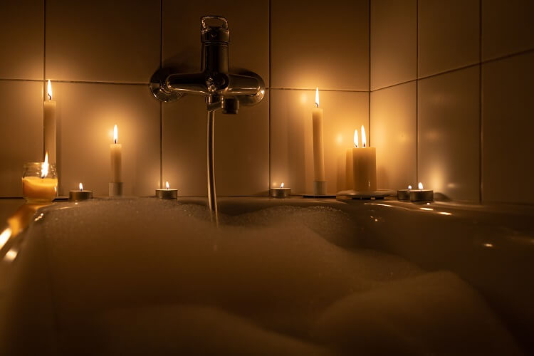 Banho relaxante: velas acessas