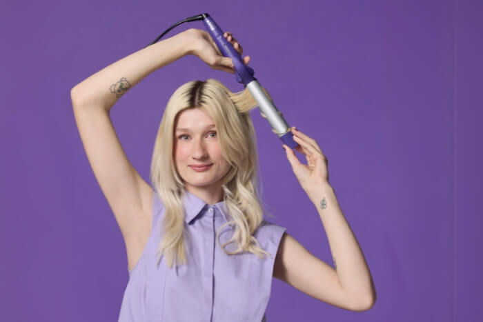 Modelo demonstra como fazer cachos em cabelo liso com modelador de cachos