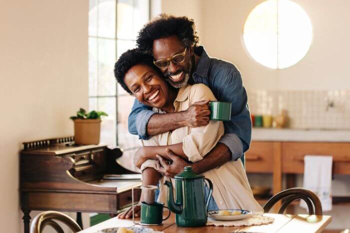 casal de namorados preparando café em sua casa
