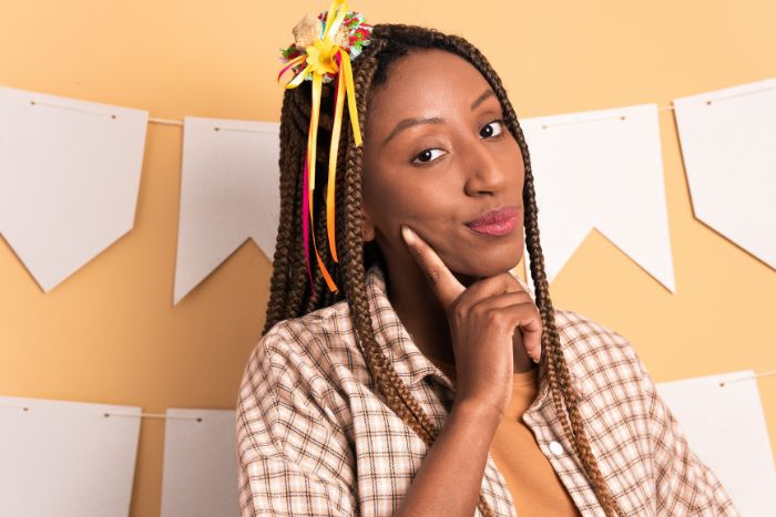 mulher com traje de festa junina usando um acessório nos cabelos