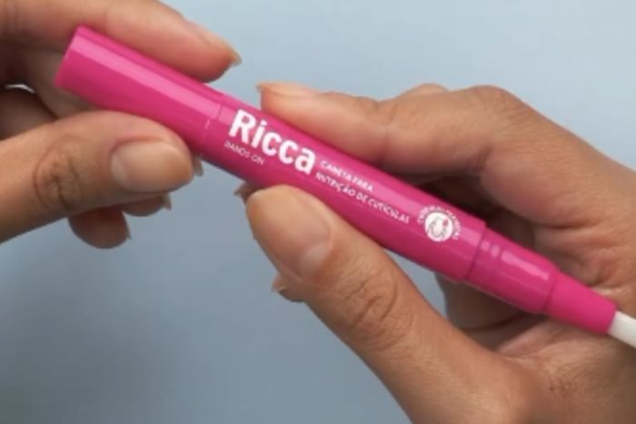 aplicação caneta de nutrição de cutículas ricca