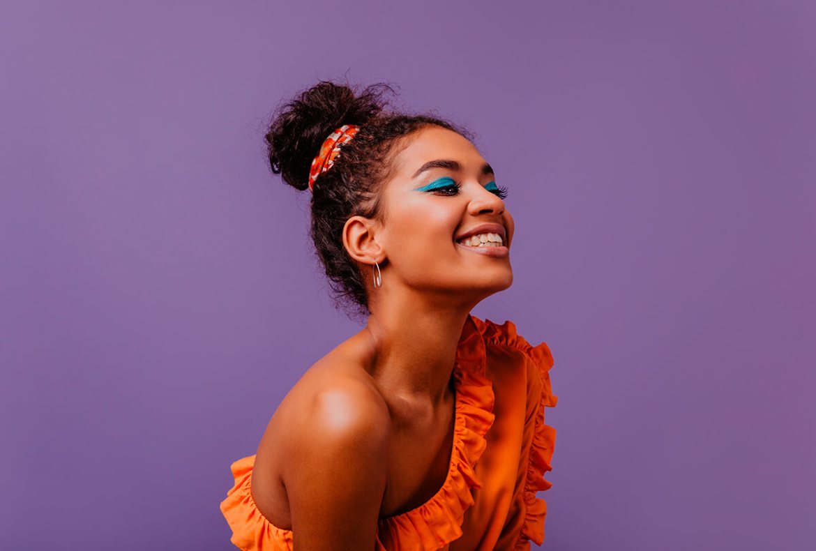 ideia de penteado para cabelos cacheados coque com lenço