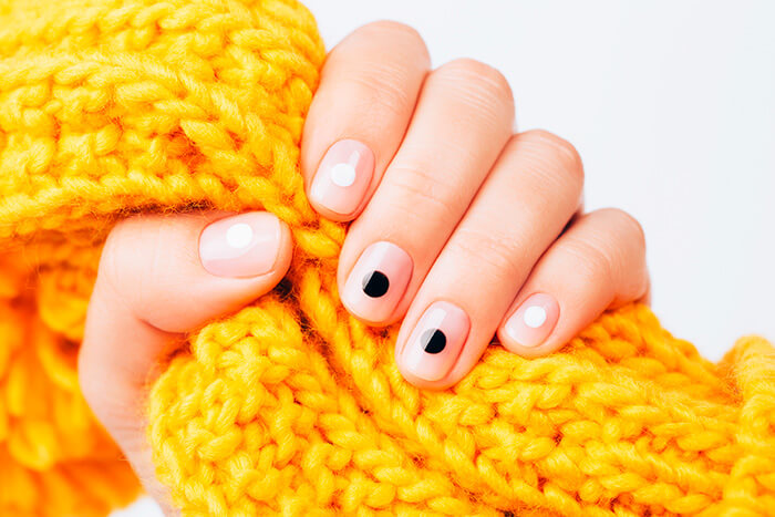 unhas decoradas simples com bolinhas preto e branca no estilo minimalista