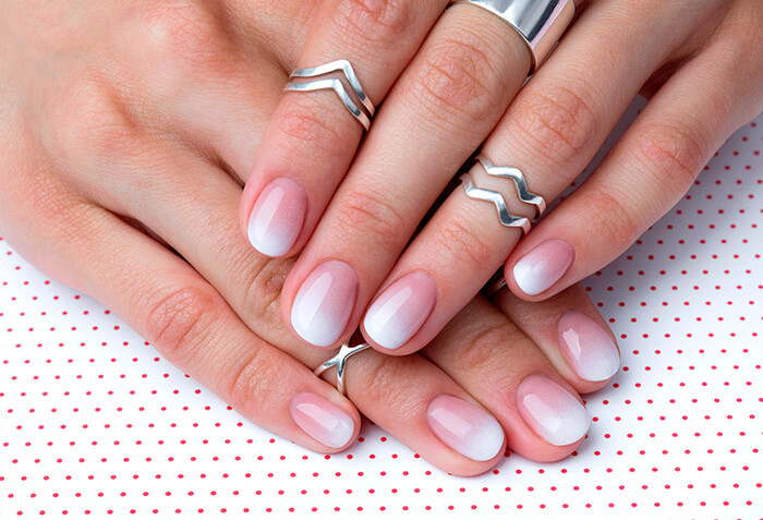 unhas decoradas simples em degradê, também chamada de unhas ombré